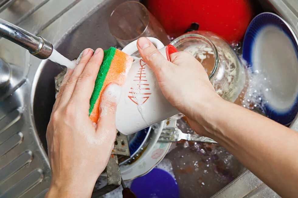 Загрязнение мытье посуды. Мыло для мытья посуды. Стирают посуды. Мытье посуды в живописи.