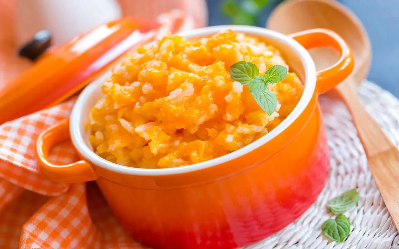 Тыква в мультиварке вкусно и быстро. Каша молочная пшенная с тыквой. пшённая каша с тыквой на молоке. пшённая каша с тыквой на молоке в мультиварке. гарбузова каша.