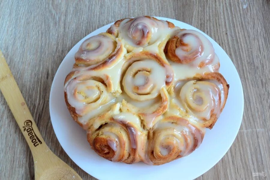 Творожные завитушки в сметанной заливке. Булочки в сметанной заливке. Булочки залитые. Французский синабон. Булочки залитые.