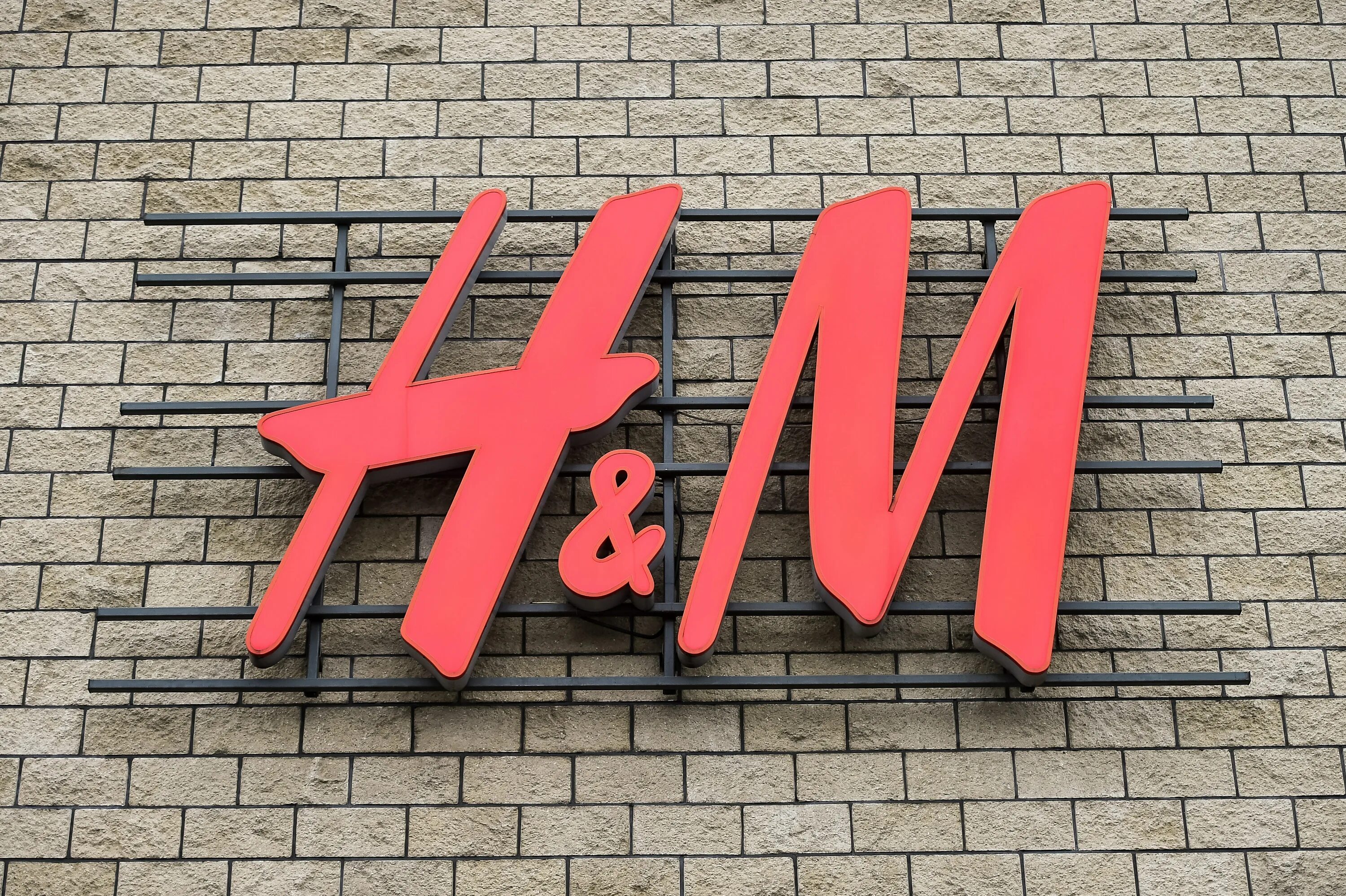 Вывески м. H M вывеска. Бренд h m. Компания h m логотип. Логотип магазина одежды h&m.