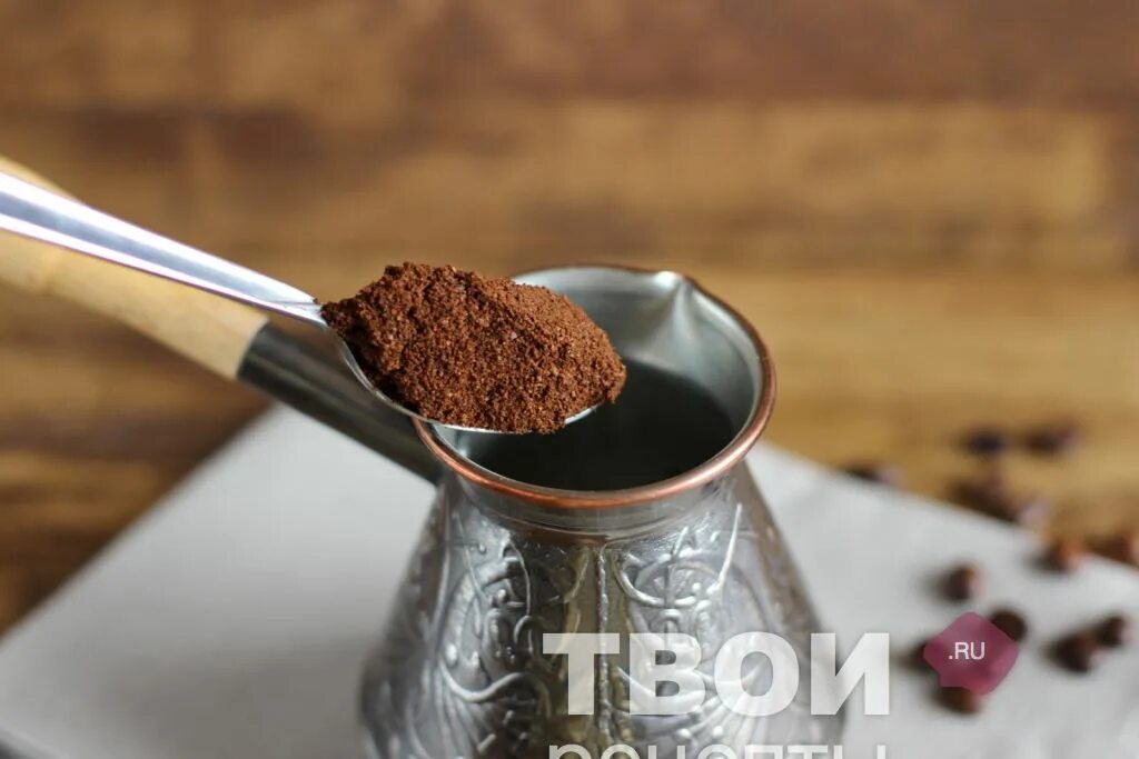 Чем посыпать кофе. Кофе в турке с молоком. кофе вареный в турке с молоком. на топленом молоке кофе в турке. как варить кофе в турке с молоком и корицей.