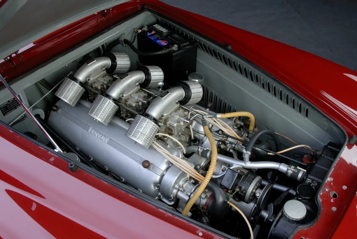 Авто с атмосферным двигателем. Engine ferrari tipo 051 v10 formula 1. Двигатель ягуар 50х годов. Двигатель jaguar xk120. Твин турбо твин турбо / twin turb.