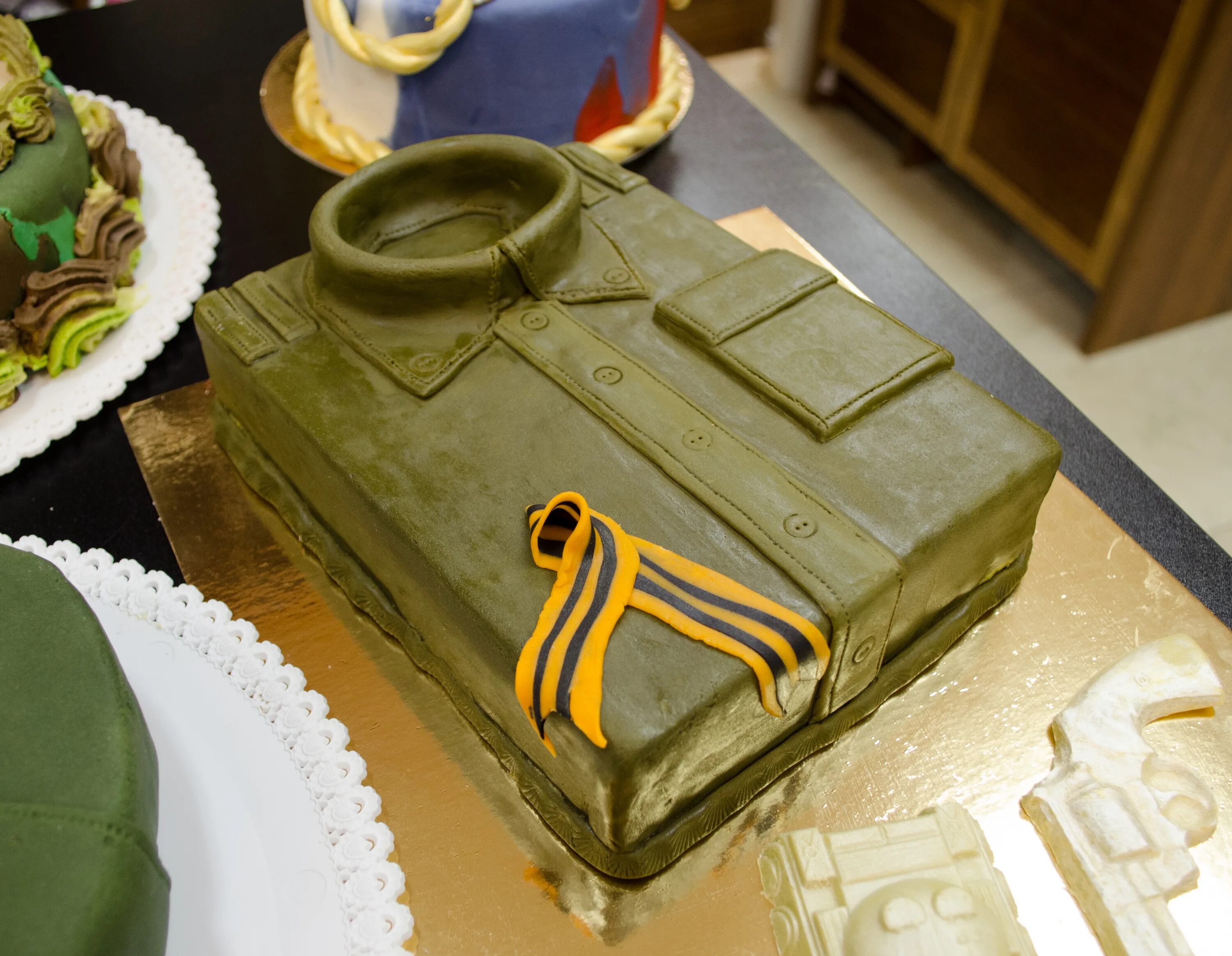Торт на 23 февраля. Украшение торта на 23 февраля. Торт на военную тематику. Торт и-23. Легкий торт на 23 февраля