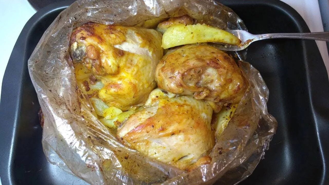Куриные бедра с картошкой в рукаве. Куриные бедрышки с картошкой в рукаве. Курица с картошкой в рукаве для запекания. Курица с картошкой в духовке в рукаве.