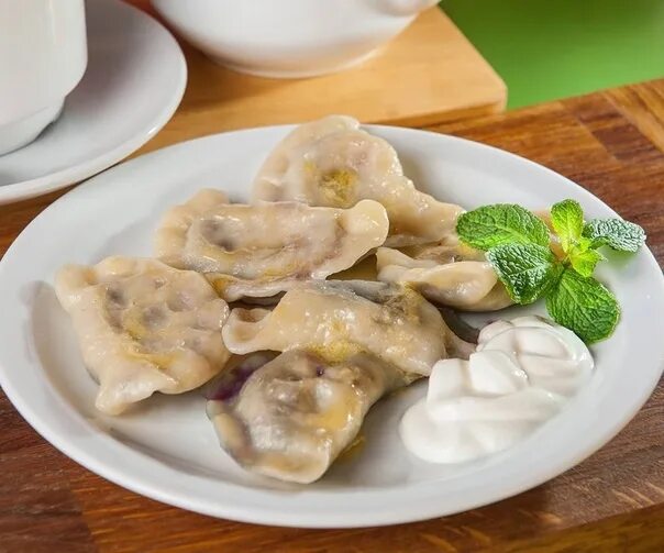 Мясные вареники. Вареники с мясом. вареники с грибами. пельмени с грибами. вареники с картофелем и грибами.