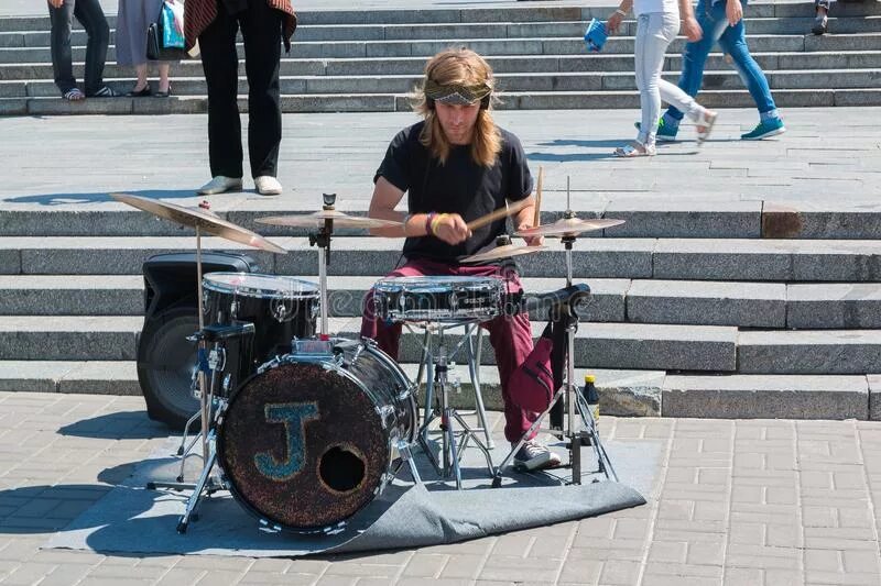 Уличных барабанщиков. Уличный барабанщик. Барабанщик на улице. Уличные барабаны. Барабан для уличных музыкантов.