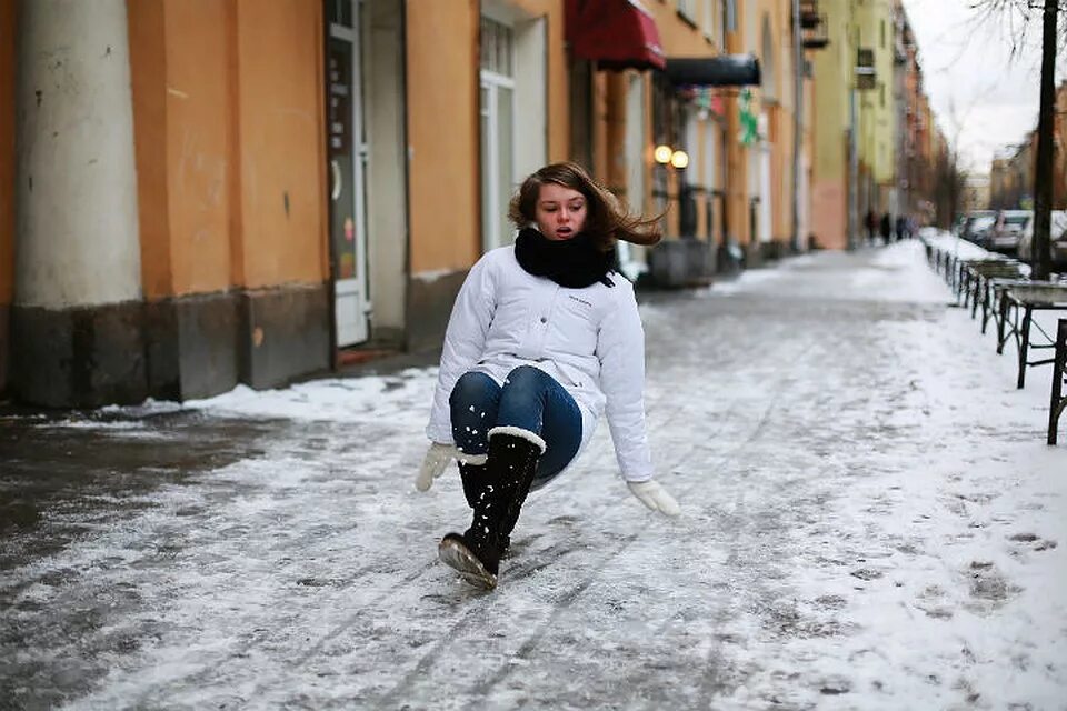 В сильный мороз ноги. Гололед. Скользко на улице. Зима гололед. Поскользнулся на улице.