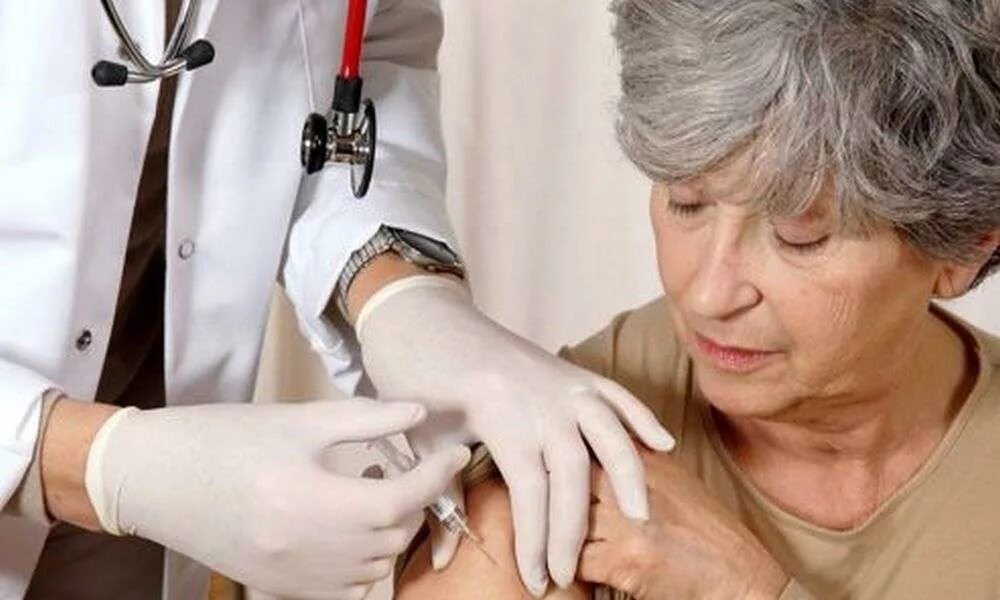 Вакцина 60. Вакцинация пожилых людей. Вакцинация 60+. Прививки для пожилых людей. Люди старше 60 лет вакцинация.