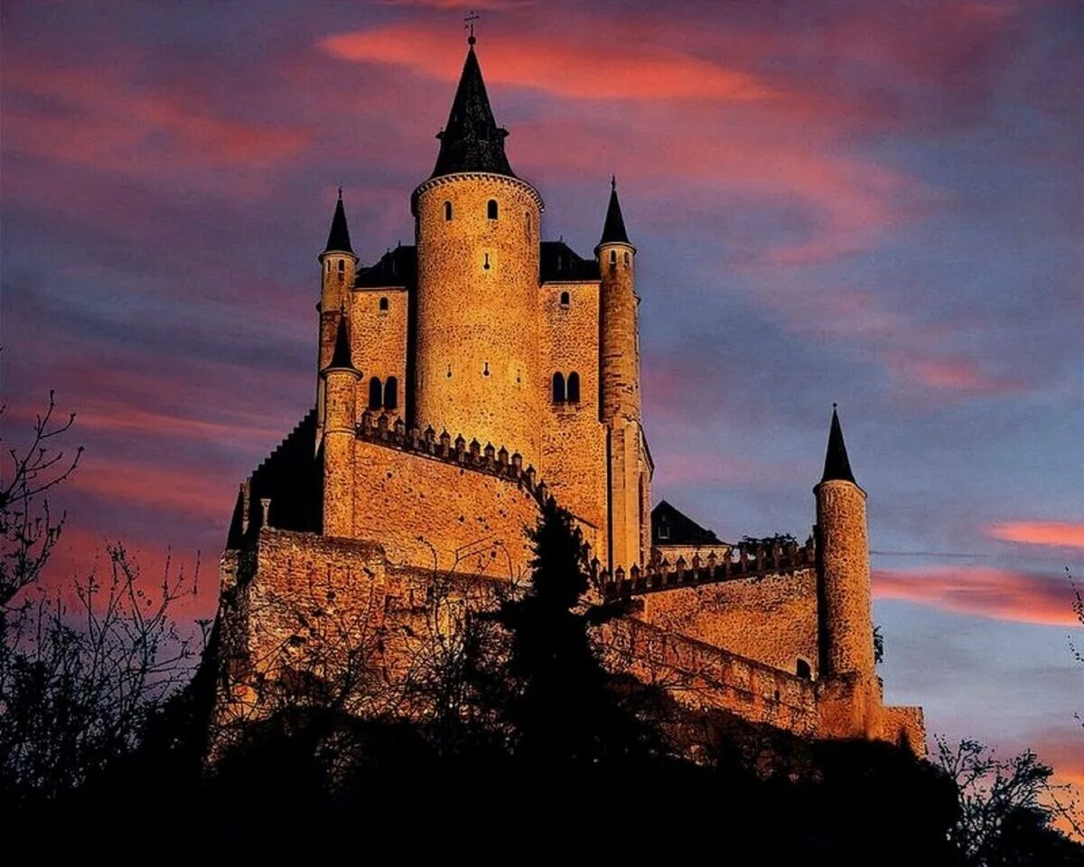 Замок Алькасар Испания. Алькасар де Сеговия, Испания. Замок Алькасар в Сеговии Испания. Алькасар в Сеговии, Сеговия, Испания.