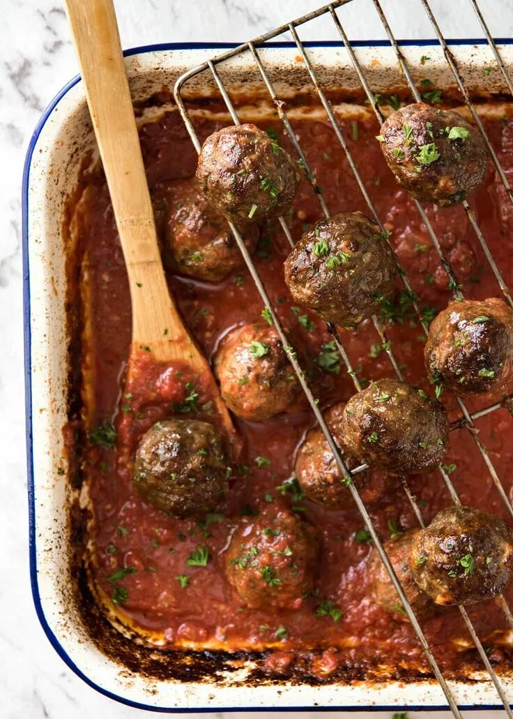 Тефтели из говядины в духовке. Еж из вкусно и точка. Тефтели в духовке с подливкой. Тефтели мясные. Тефтели из телятины.