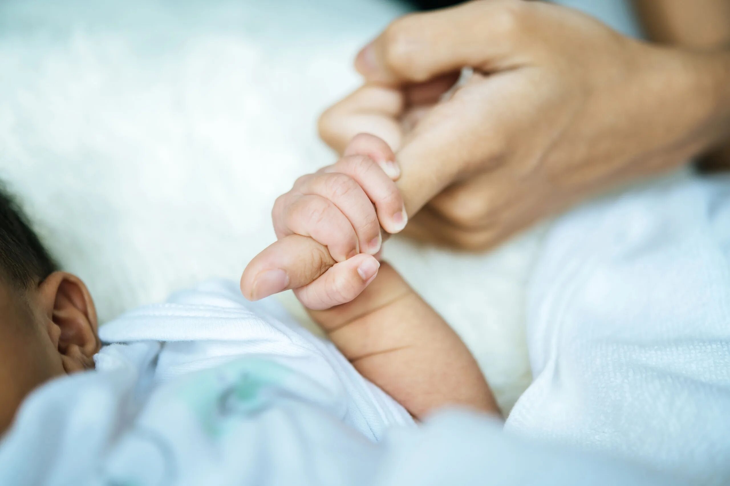 К чему снится новорожденный мальчик на руках. Новорожденный на руках. Младенец на руках. Мамины руки. Младенец в руках медика.