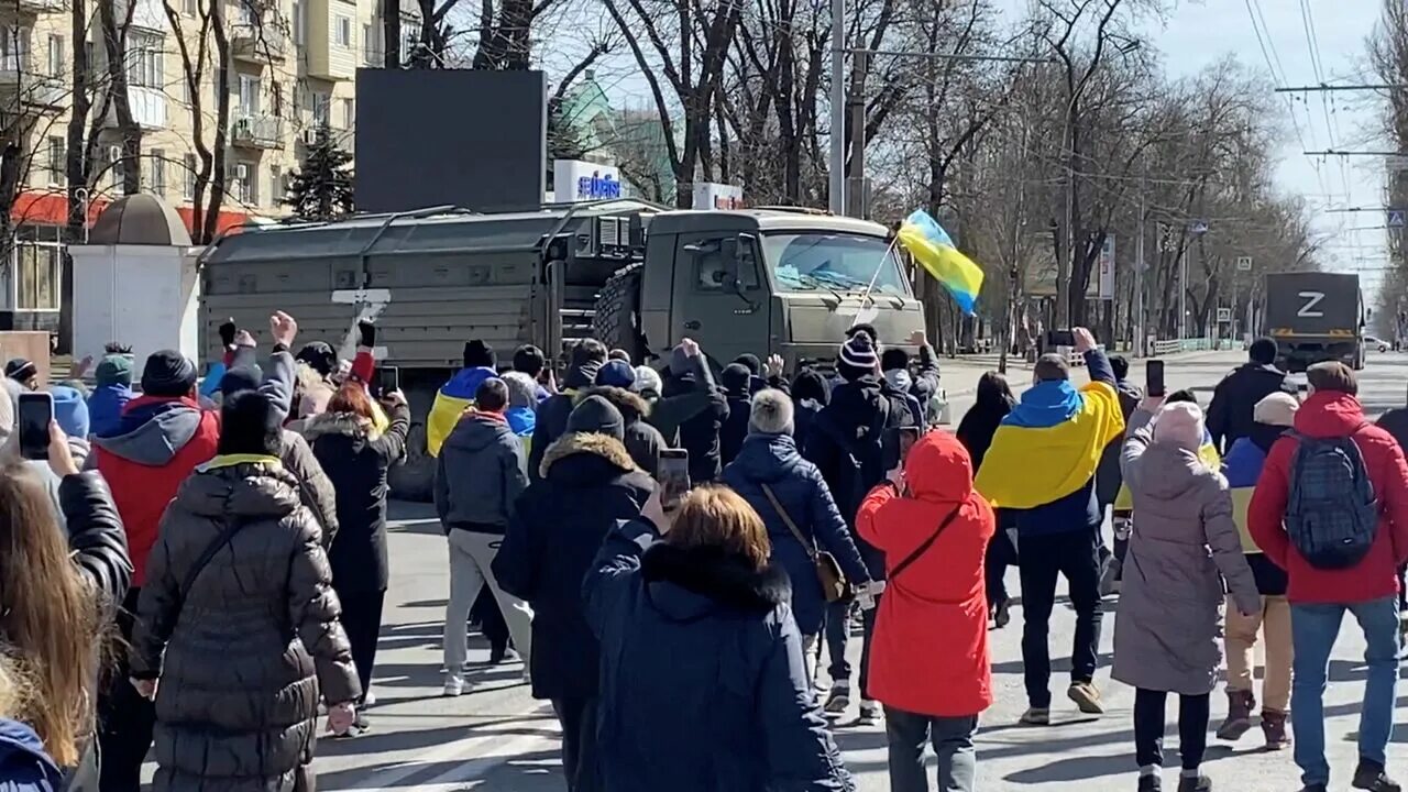 Проукраинский митинг в Херсоне. Митинг в Херсоне 2022. Последние события на Украине. Ситуация на украинцев