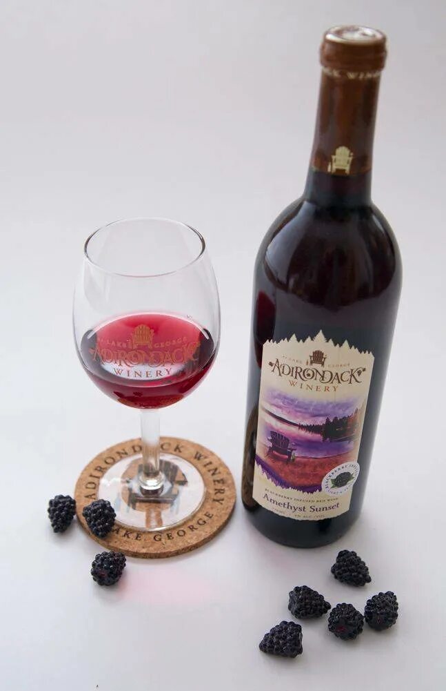 Какое красное вино слаще. Ежевичное BLACKBERRY Semi Sweet. Вино BLACKBERRY Red semisweet Wine. Red Semi Sweet Wine. Сладкое вино.