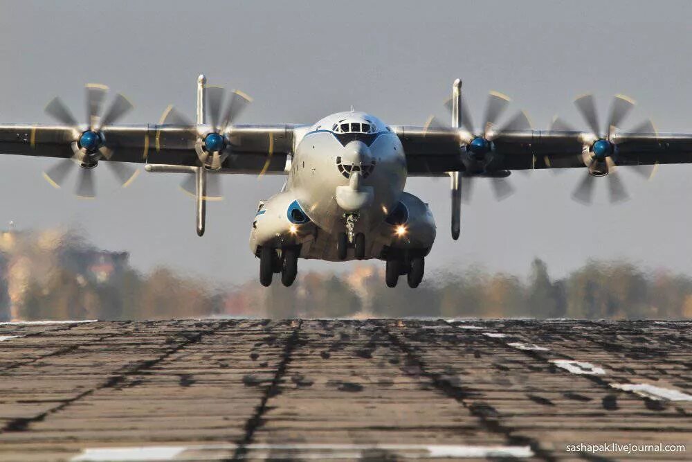 Ан 22 а. Самолёт антей ан-22. транспортный самолет ан 22 антей. ан-22 десантирование.