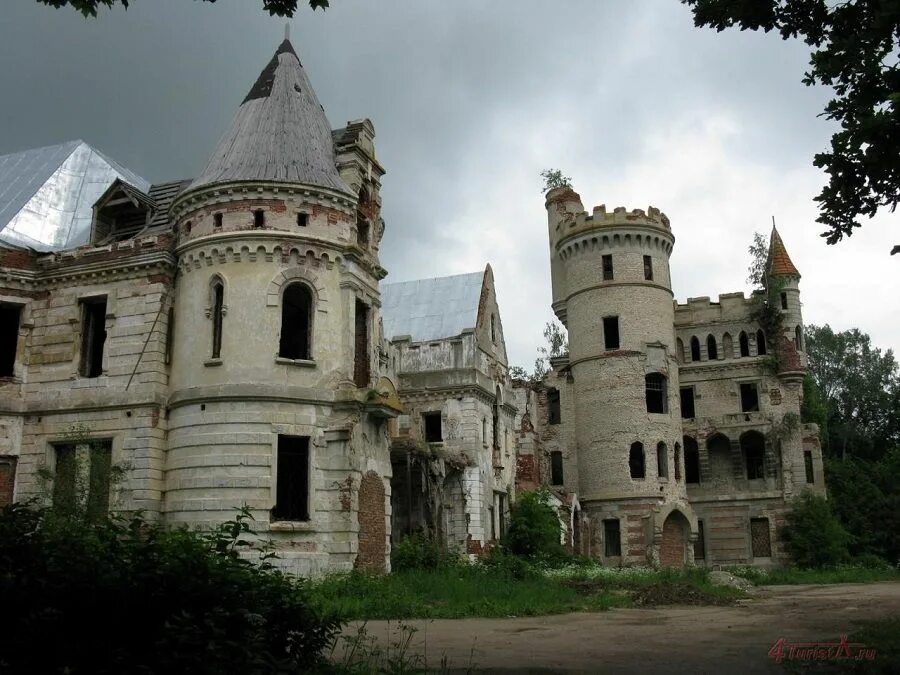 Заброшенный замок муромцево. Усадьба графа Храповицкого. Усадьба Муромцево графа Храповицкого. Готический замок усадьба Храповицкого. Замок Храповицких в Муромцево усадьба.