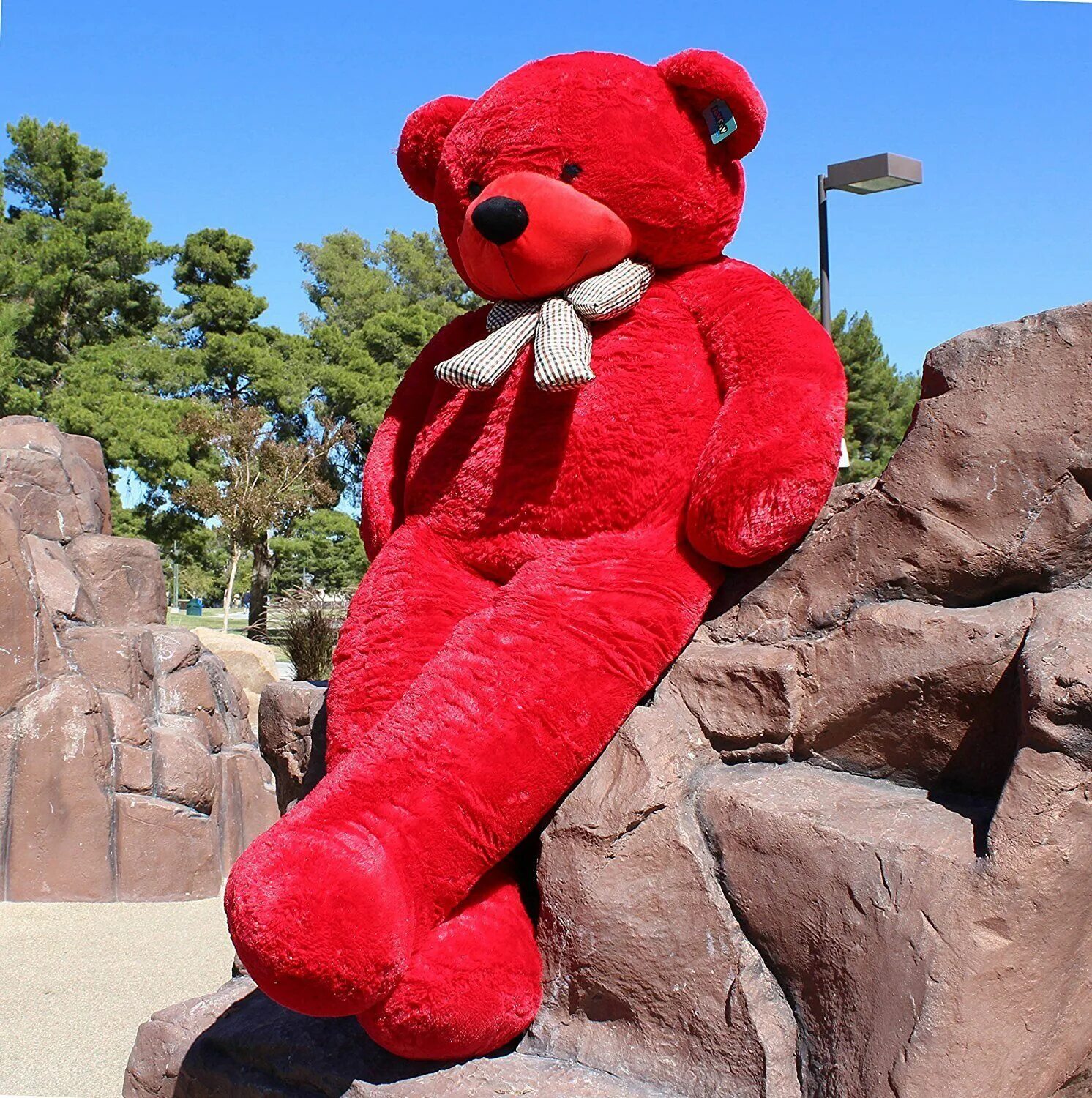 Красный плюшевый мишка. Красный медведь игрушка. Красный плюшевый медведь. Большой красный медведь.