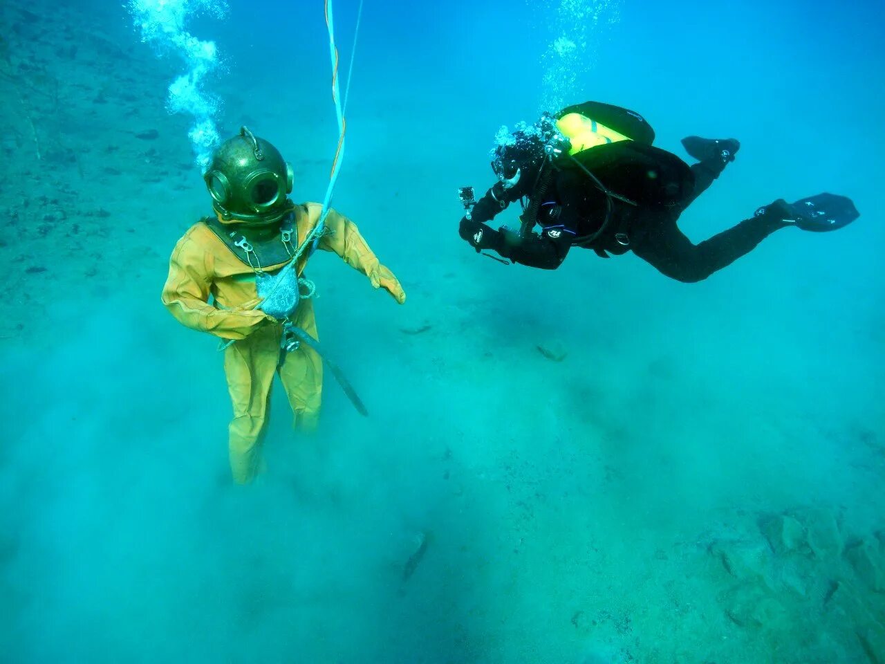 Обеспечивающий водолаз. Обеспечивающий водолаз. Шлем для глубоководного погружения. Обеспечивающий водолаз. Рука аквалангиста.