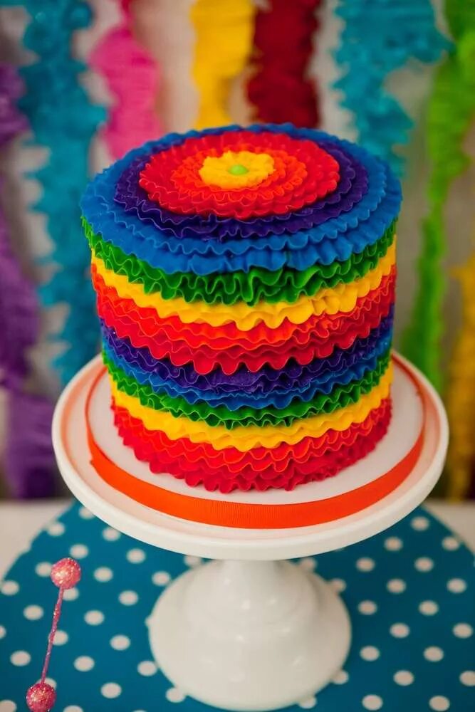Как украсить цветной. Торт разноцветный. Торт Радужный. Разноцветный торт для мальчика. Разноцветные радужные торты.