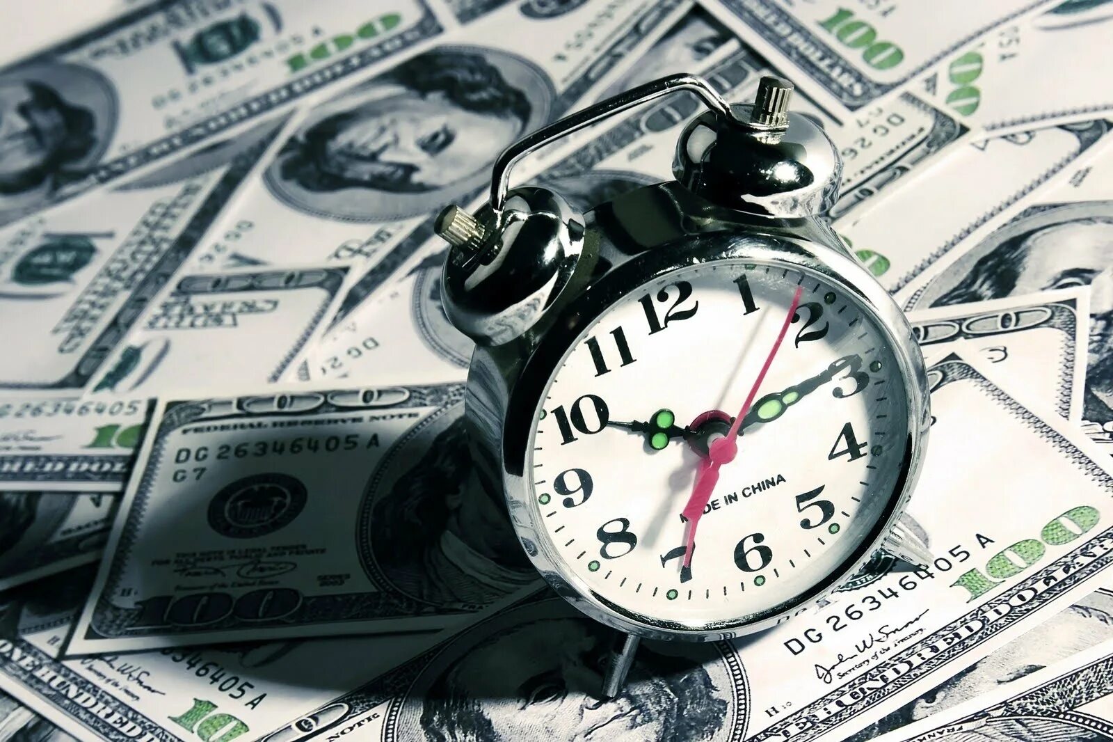 Часы и деньги. Время - деньги. Экономия времени и денег. Часы с долларами.