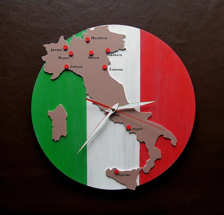 Италия часы время. Итальянцы часы. Часы с итальянским флагом.