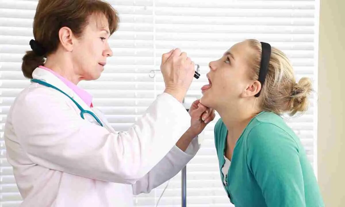 Боль в языке врач. Врач осматривает горло. ЛОР врач осматривает горло. Врач осматривает горло ребенка. Заболевания глотки ЛОР.