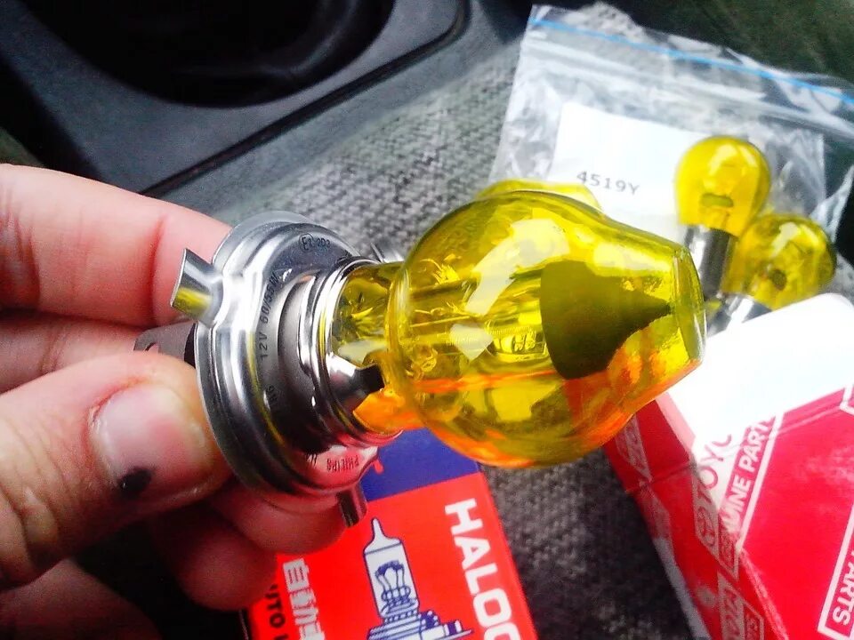Можно ли ставить желтые лампы. Koito желтая лампа желтая h4. лампа koito h4 yellow. лампы koito h4 желтые. avs лампочки h4 желтые.