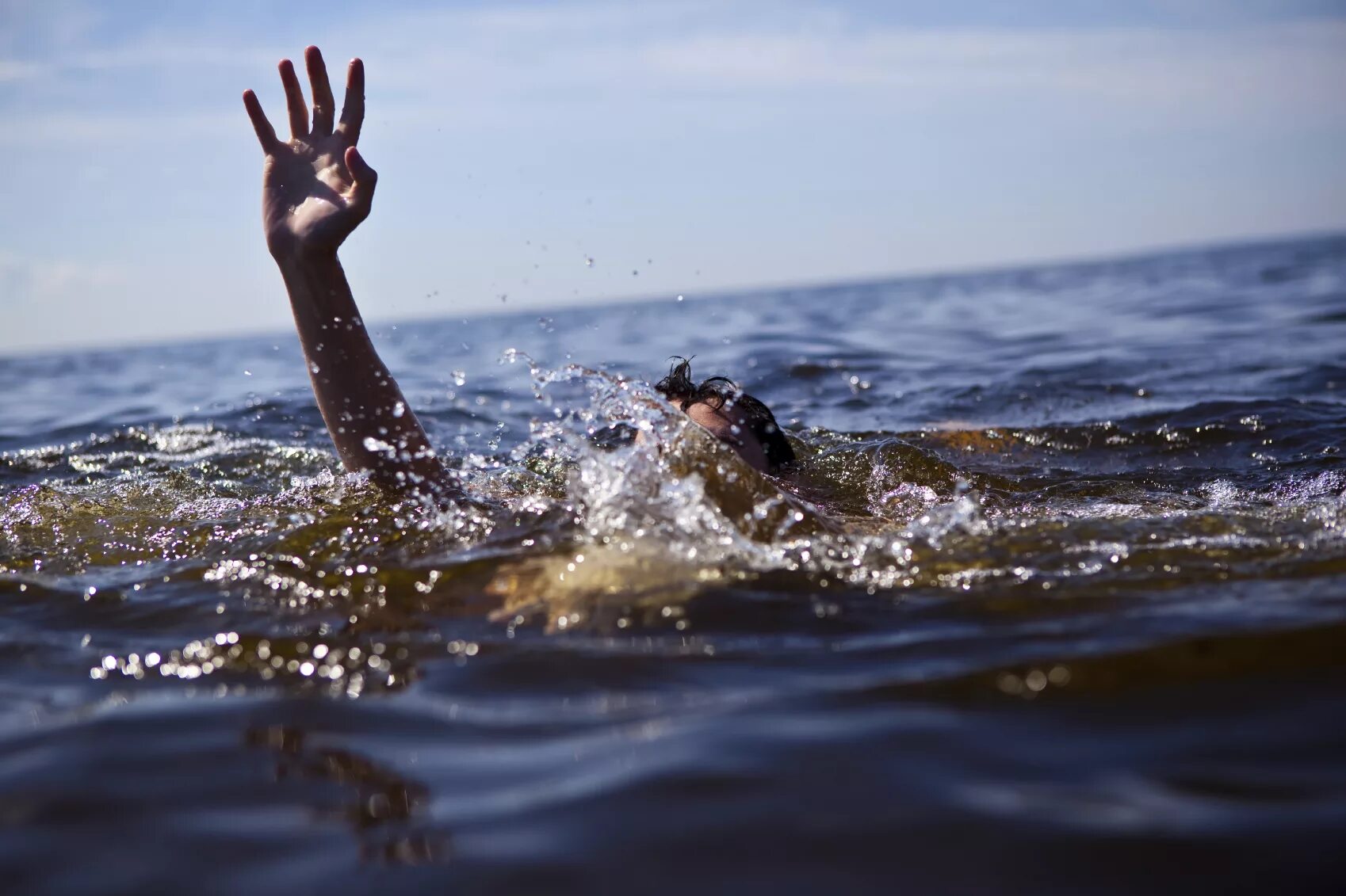 Вода уносит жизни. Тонущий человек. Человек тонет в воде. Тонет в море. Человек тонет в море.