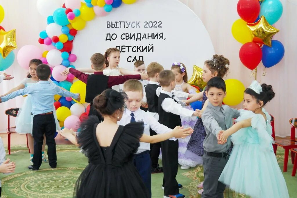 Выпуск в садике. Выпускной в детском саду. Выпускной в детском садике. С выпускным из детского сада. Праздники в детском саду.