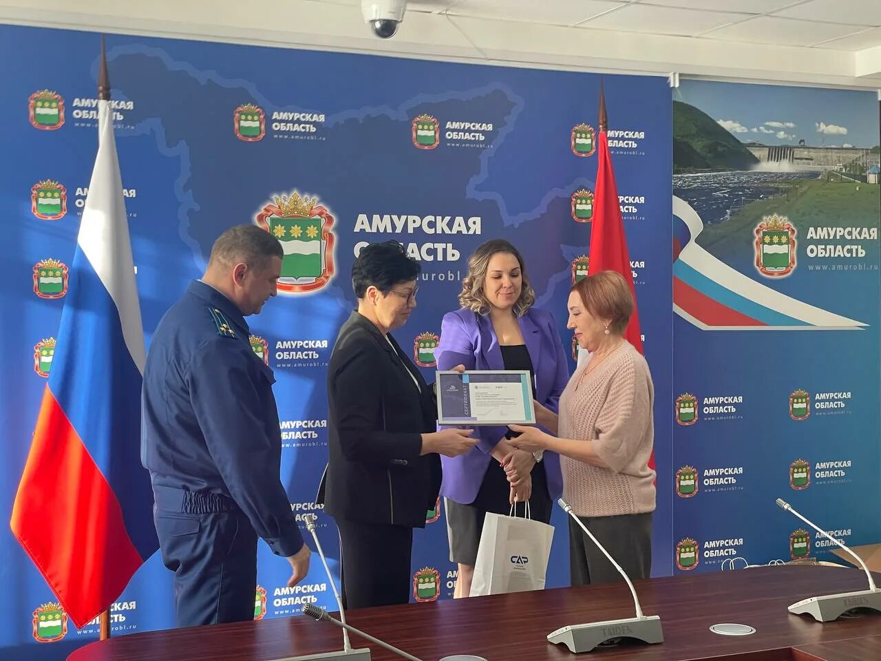 Новое в амурской обл. Мост в белогорье амурская область. Константиновка амурская область. Вручение ключей от квартир фото москва. Полонский обманутые дольщики.