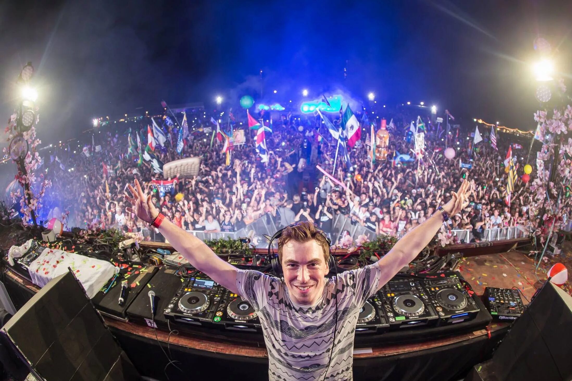 Выступление дж. Hardwell 2022. DJ Hardwell рост. DJ Hardwell фестиваль.