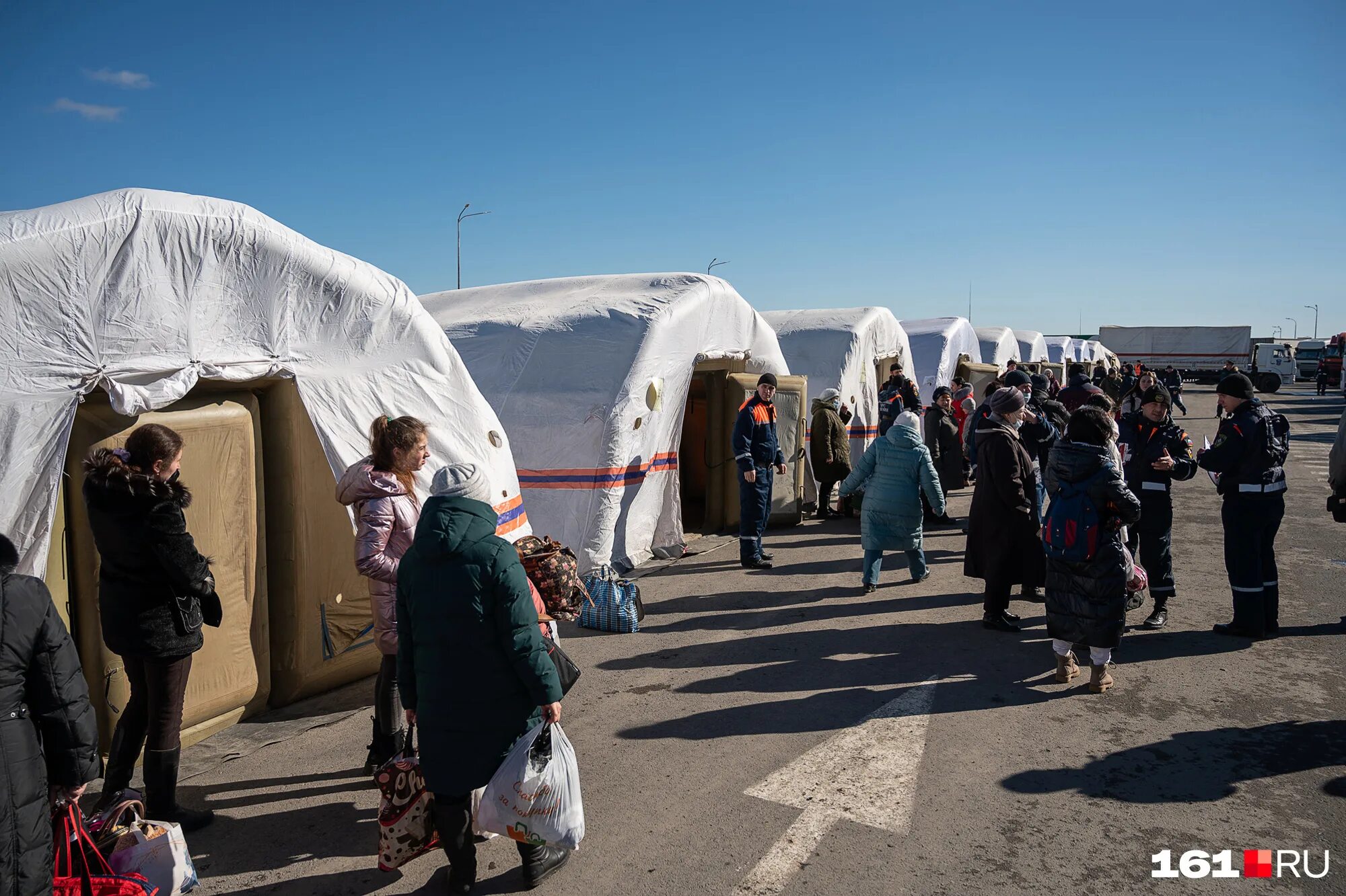 Пункт сбора гуманитарной помощи для беженцев Донбасса. Палатки для беженцев. Беженцы в России. Беженцы с Донбасса. Организовали гуманитарную помощь