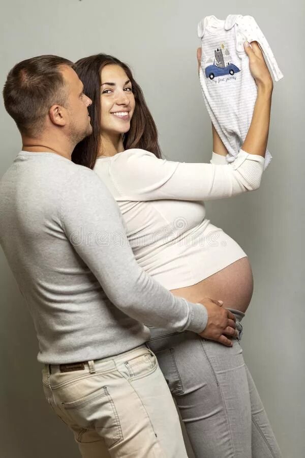 Обнять беременную. Парень обнимает беременную. Обнять беременную женщину. Объятия с беременной.