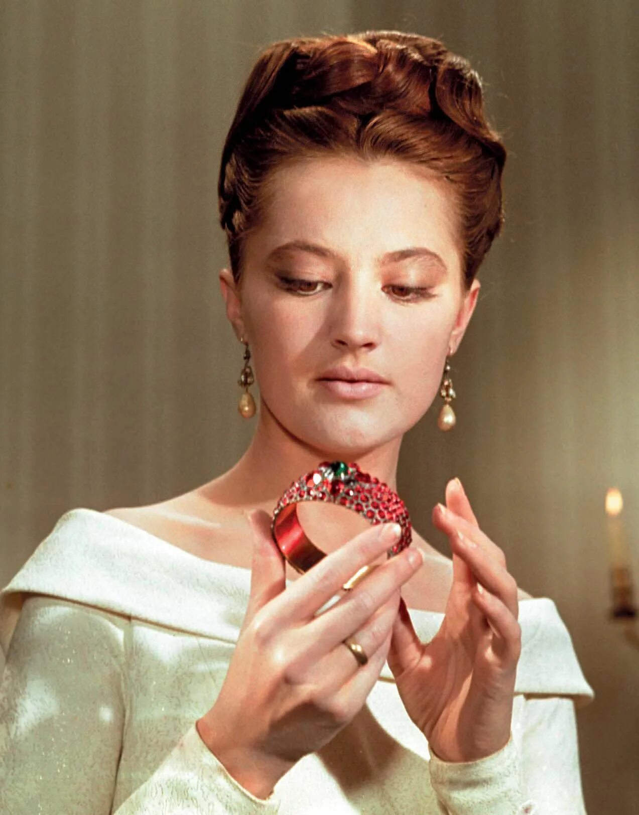 Гранатовый браслет тема любви. Гранатовый браслет 1964. Иллюстрации к гранатовому браслету куприна. Роль сонаты бетховена в гранатовом браслете. Каким настроением проникнут финал рассказа.