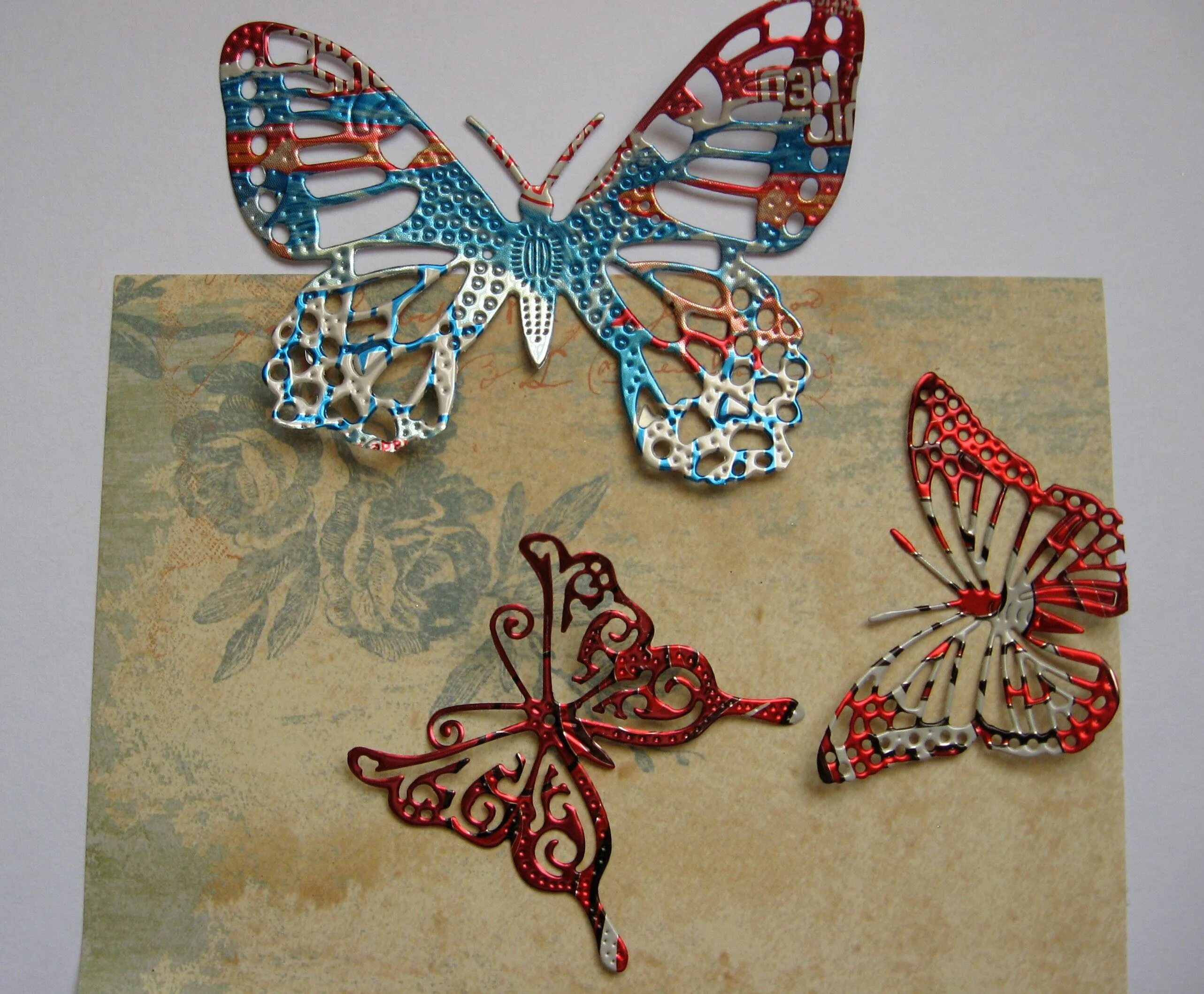 Из жести вырезали три одинаковые. Цветок из жестяной банки. Декоративные изделия из жести. Поделки из жести своими руками. Бабочка из жести.