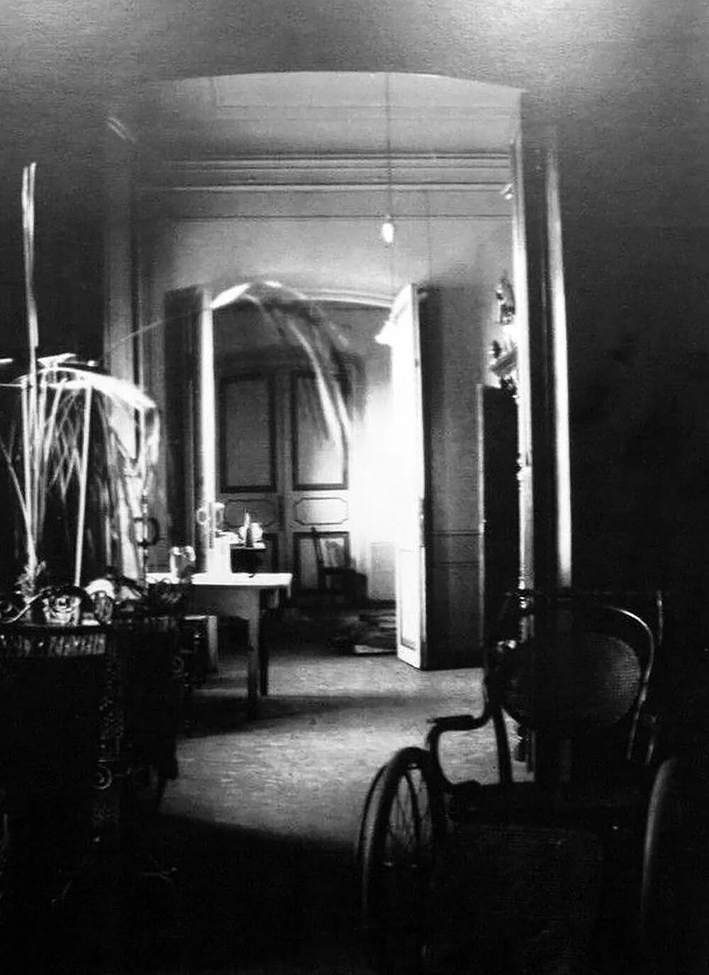 Дом расстрела романовых. Николай 2 в доме ипатьева. Николай 2 дом ипатьева екатеринбург. Дом ипатьева комната расстрела. Дом ипатьева расстрел николая 2.