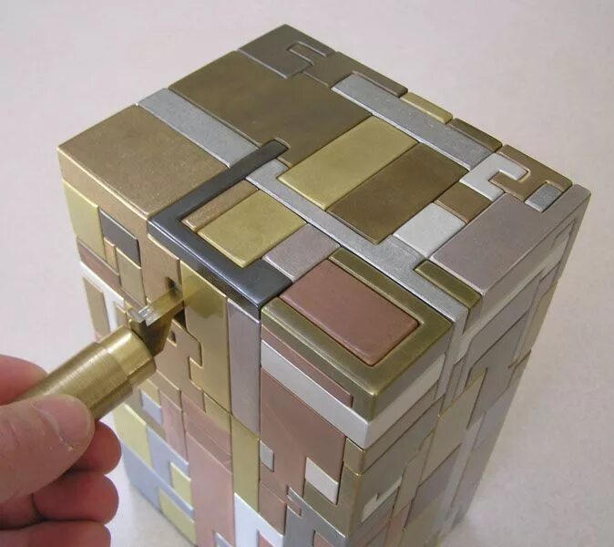 Головоломка boxes. Головоломка «куб». Куб головоломка из металла. Металлический коробок. Металлическая коробка.