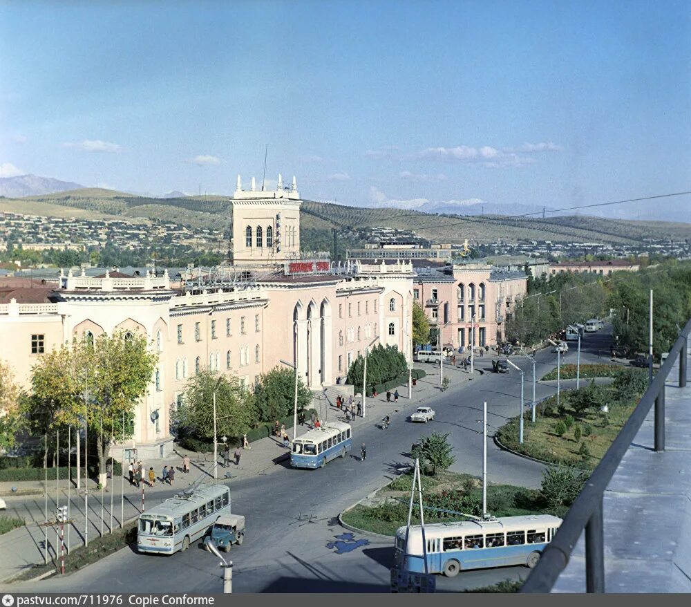 Старая душанбе. Сталинабад Душанбе. Площадь Айни в Душанбе. Душанбе старый город столица. Столица Таджикистана в СССР.