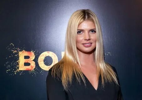 Tina Karol yalangoch holda suratga olingan.