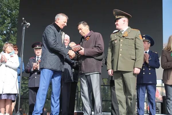 Боевое братство г.Стародуб Брянская область.. Награждение отца Вохи. Коробко Стародуб Брянской области. Военкомат в Стародубе Брянской области. Отец награждал сына