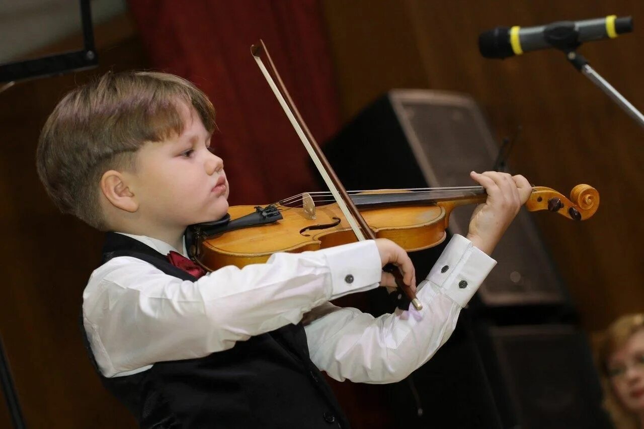 Маленький скрипач. Мальчик со скрипкой. Ребенок играет на скрипке. Музыкальная школа скрипка. Концертная скрипка