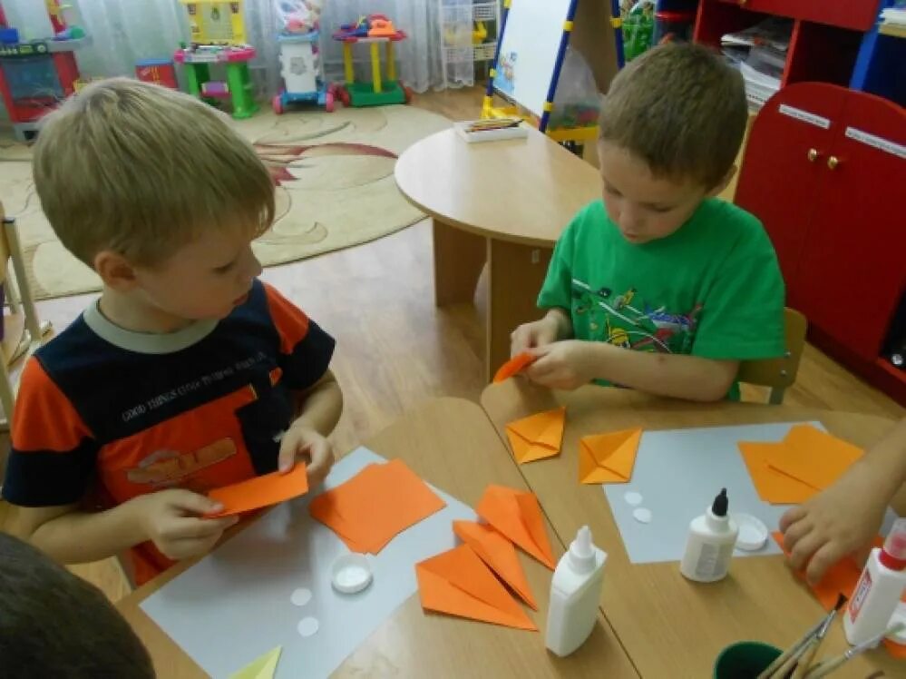 Дети конструируют из бумаги. Конструирование в старшей группе. Конструирование из бумаги в детском саду. Занятия оригами для детей.