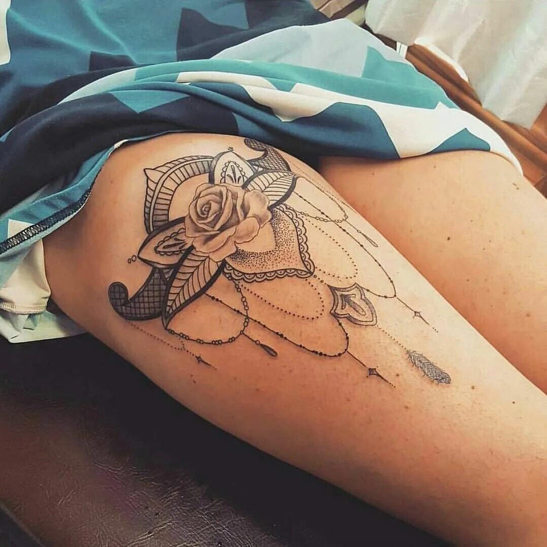 Тату на ляжке для девушек. Тату на верхней части бедра. Тату на бедре для девушек. Тату на ляжке для девушек. Красивые тату для девушек на ляшке.