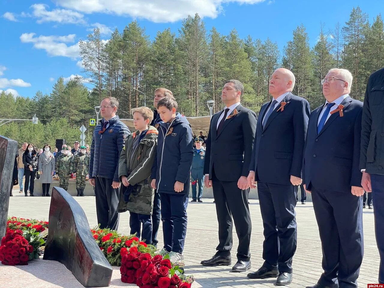 Памятники знаменам. Знамя Победы Идрица мемориал. Идрица памятник Знамени Победы. Мемориальный комплекс «Знамя Победы». Новый мемориал в Идрице Псковская область.