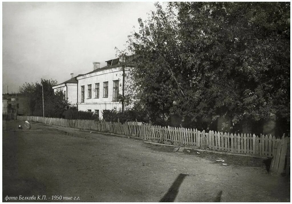 Осень в городе школа. Задний двор школы. Школа 3 красный сулин. Проект школьного двора. Двор школы.