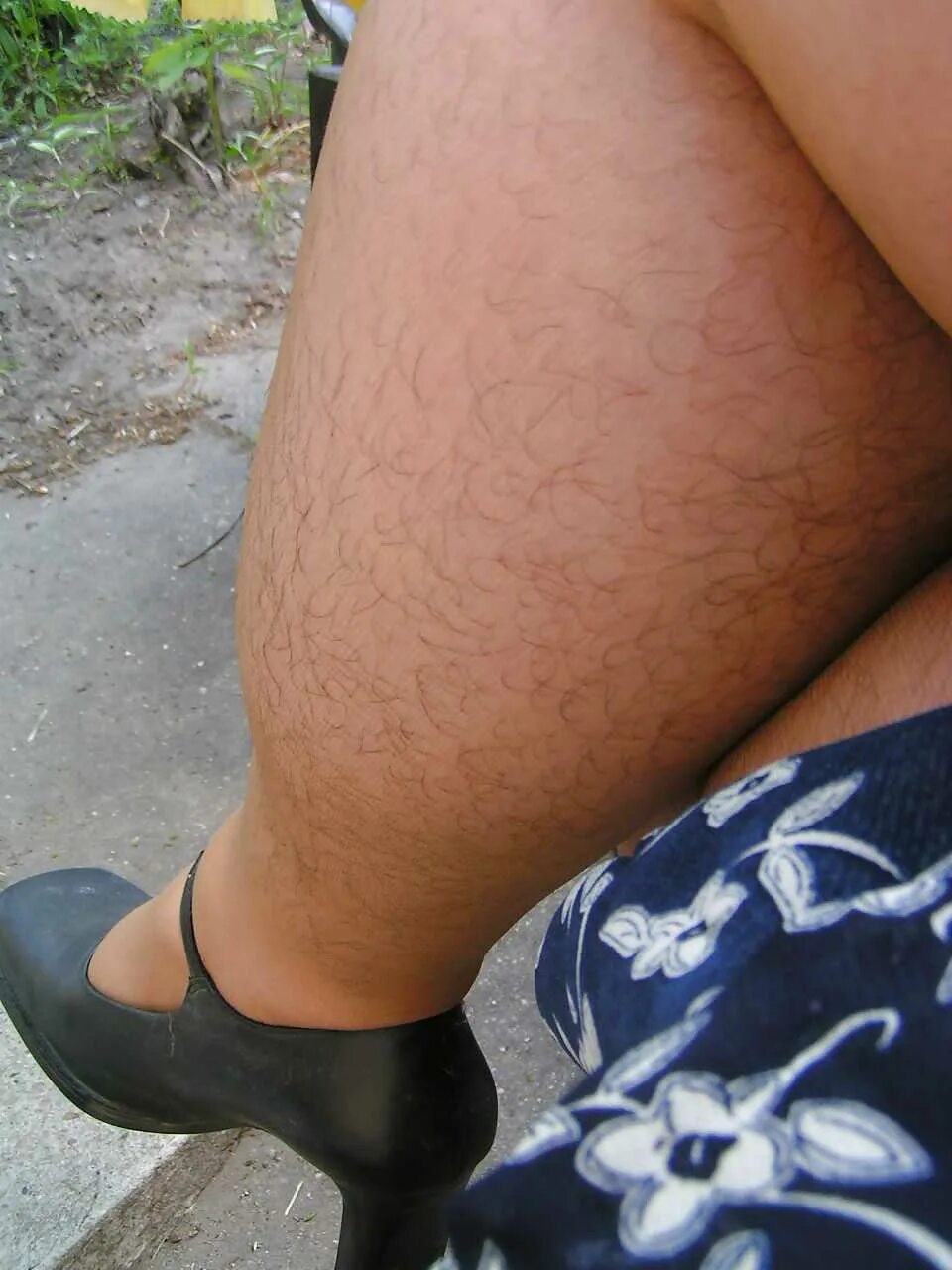 Женские воло атые ноги. Не бриьые женские ноги. Очень волосатые женские ноги. Very hairy legs
