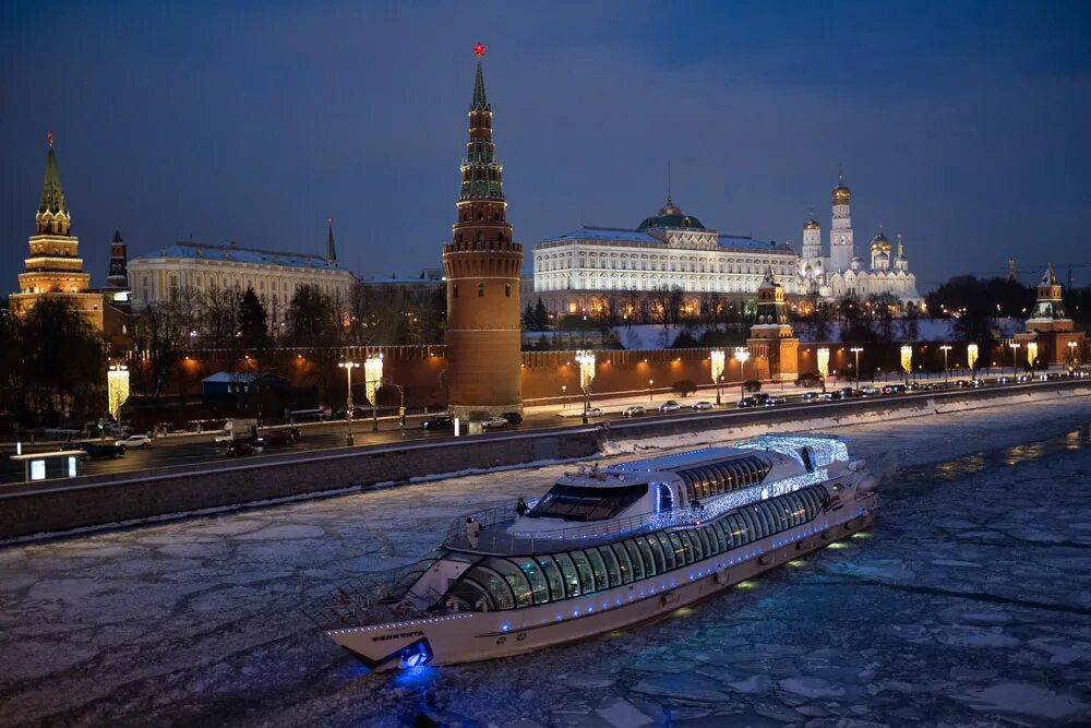 Теплоход Москва река. Москва теплоход Кремль. Реки Москвы. Москва река в Москве.