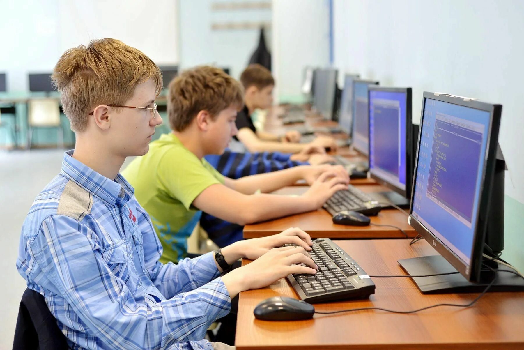 Вебинары 9 класс. Подросток за компьютером. школьники в компьютерном классе. информационные технологии и программирование. школьник программист.