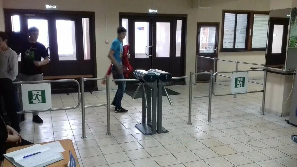 турникет охраны. система охраны в школе. система охраны в школе. магнитоискатель турникет в школах. пропускная система в школе.