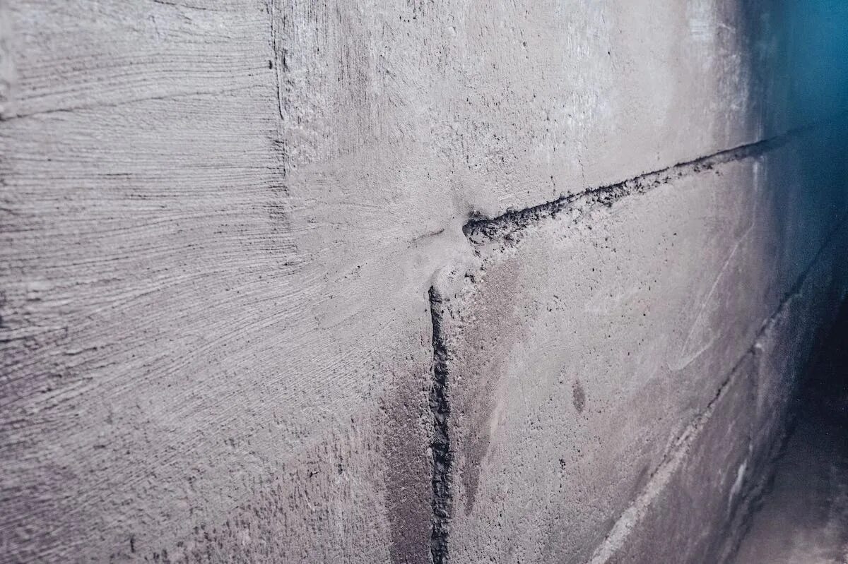 Трещины между плитами. Гидроизоляция цементно Песчаная 1:2. Штукатурная гидроизоляция цементно-Песчаная. Гидроизоляция деформационных швов стен подвала. Гидроизоляция бетонных стен Аквастоп.