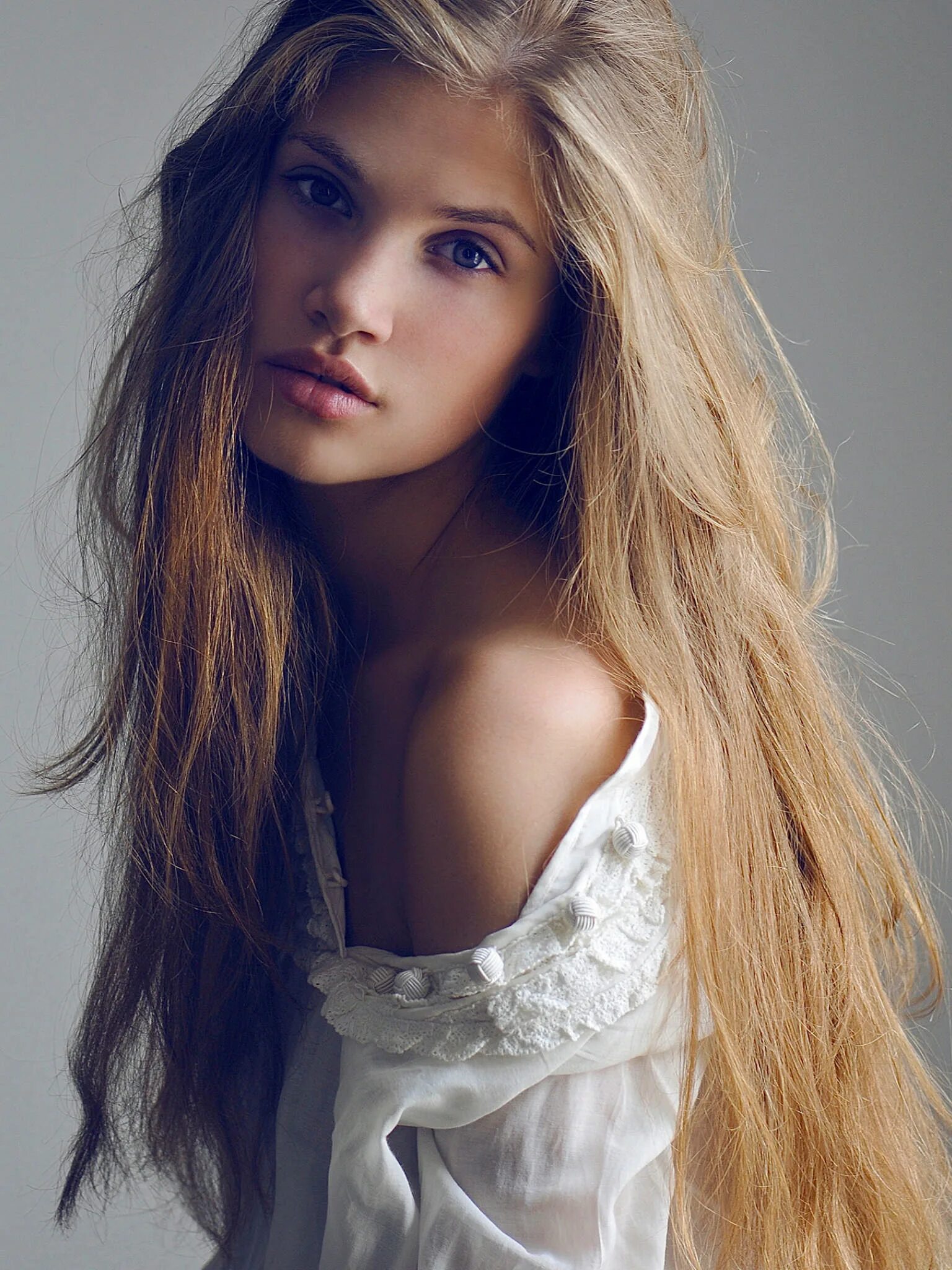 блондинка с кудрявыми волосами. девушка с каштановыми волосами и голубыми глазами. Meika woollard 2020. волнистые волосы у девушек. необычные фотосессии с длинными волосами.